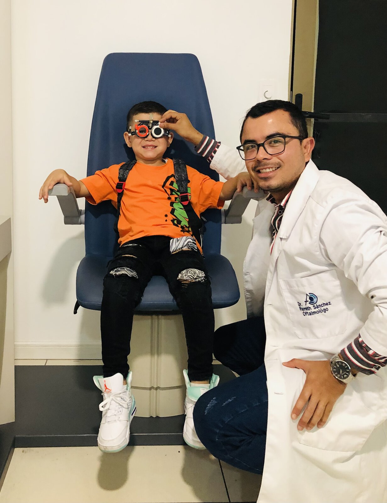 Oftalmología pediátrica - Dr. Ramith con paciente niño