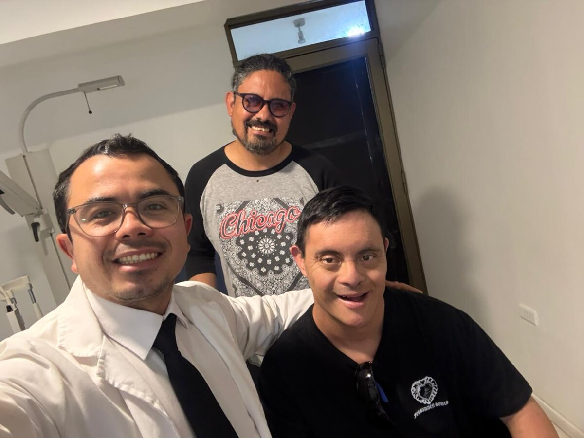 Dr. Ramith con pacientes
